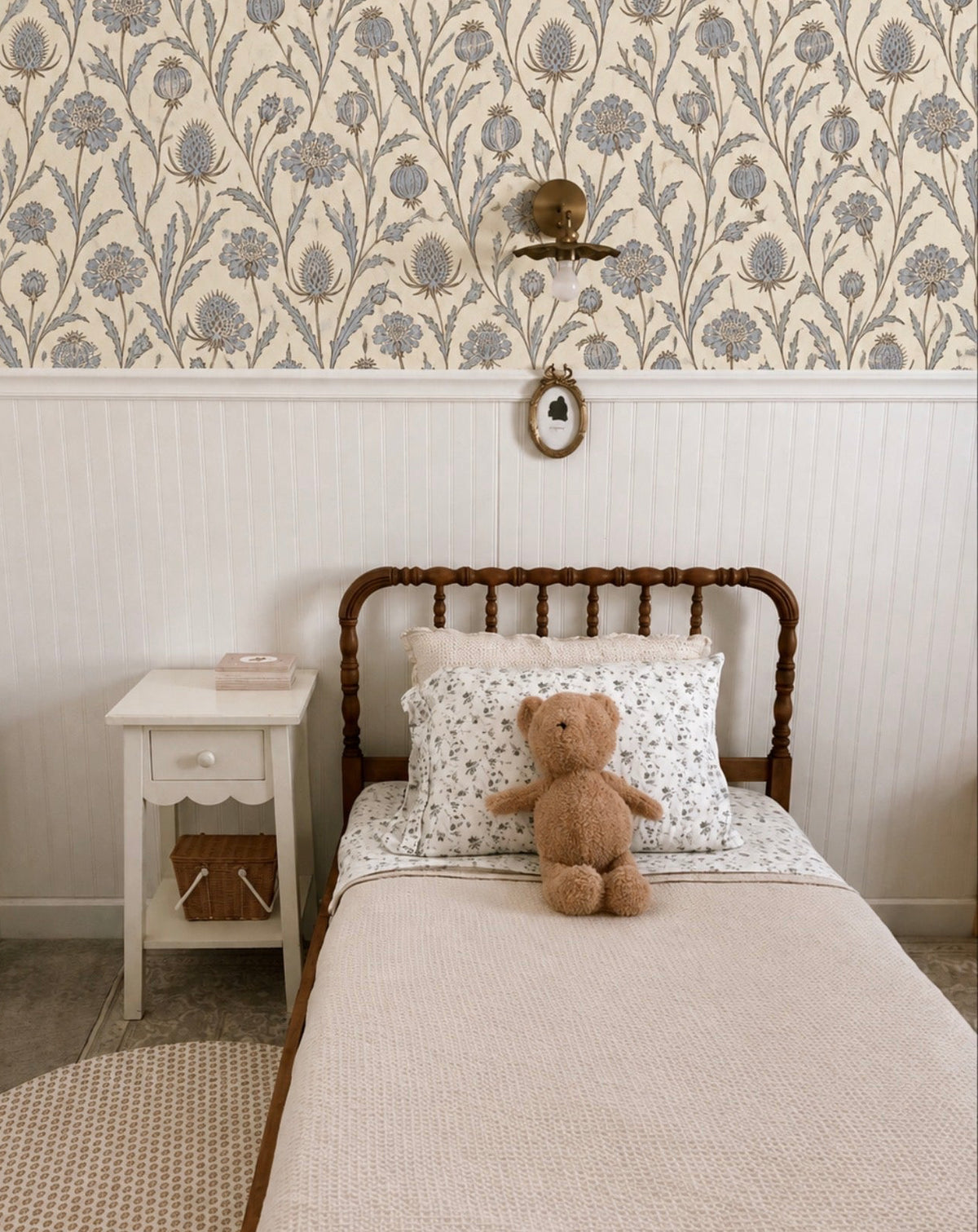 Papel mural Cotswold Blue aplicado en dormitorio infantil de estilo inglés