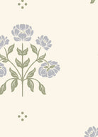 Papel mural floral Astrid Azul con flores azul empolvado y hojas verde salvia