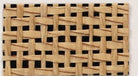Papel mural Trama Natural ORIGEN: detalle de fibras anchas color miel entrecruzadas sobre fondo oscuro