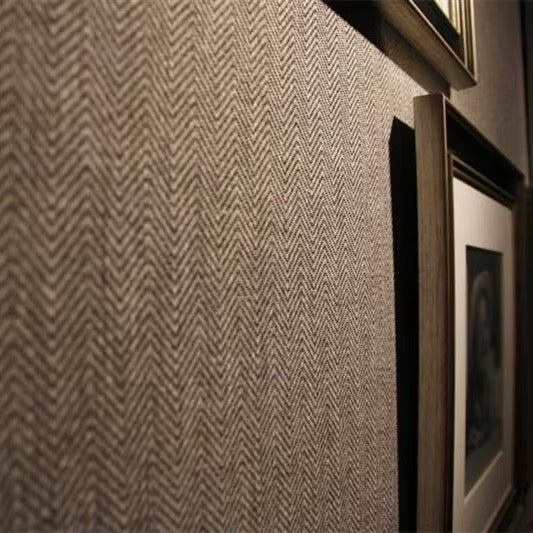 Papel mural Espiga Topo ORIGEN aplicado en un muro, espiga en tonos topo y gris cálido
