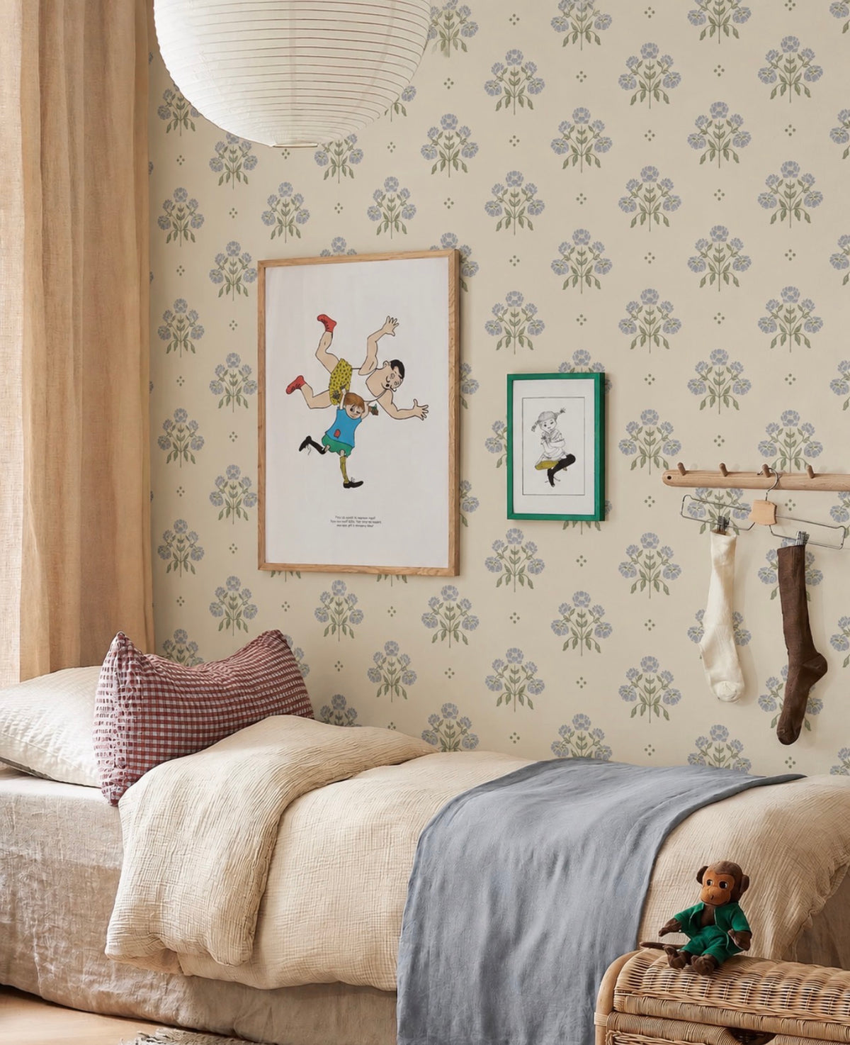 Papel mural Astrid Azul instalado en dormitorio infantil