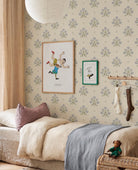 Papel mural Astrid Azul instalado en dormitorio infantil