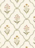 Alessandra, papel mural floral con delicadas flores en acuarela en tonos rosa y amarillo, enmarcadas por un elegante enrejado botánico sobre fondo marfil. Diseño clásico de inspiración inglesa ideal para dormitorios, salas y espacios infantiles.