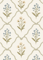 Alessandra, papel mural floral con delicadas flores en acuarela en tonos turquesa y beige, enmarcadas por un elegante enrejado botánico sobre fondo marfil. Diseño clásico de inspiración inglesa ideal para dormitorios, salas y espacios infantiles.