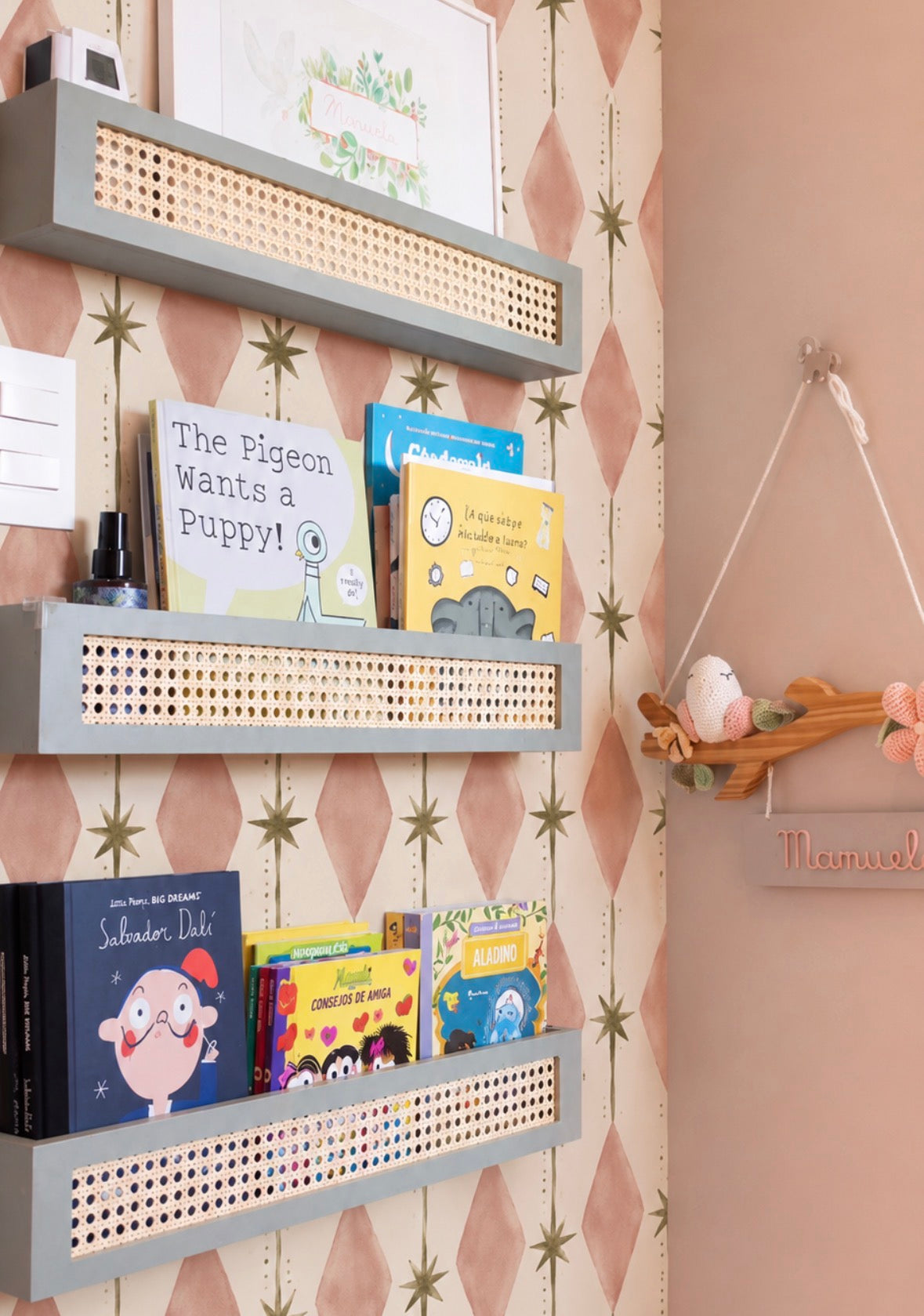 Papel mural geométrico Aurora Rose de AS Print Studio en tonos rosa empolvado, diseño acuarelado moderno para dormitorios y espacios interiores.