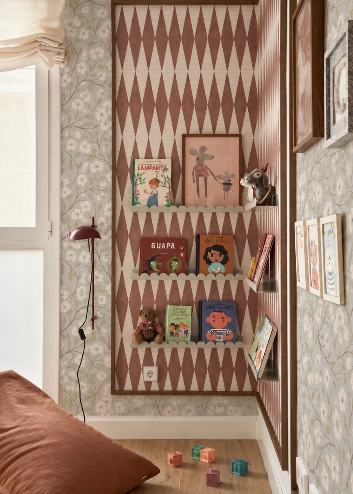 Papel mural Elodie floral en habitación infantil con juguetes de madera