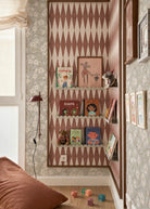 Papel mural Elodie floral en habitación infantil con juguetes de madera
