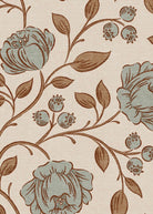 Detalle del papel mural Clementine Floral de AS Print Studio: flores azul grisáceo, hojas y ramas café sobre fondo crema con textura visual de lino.