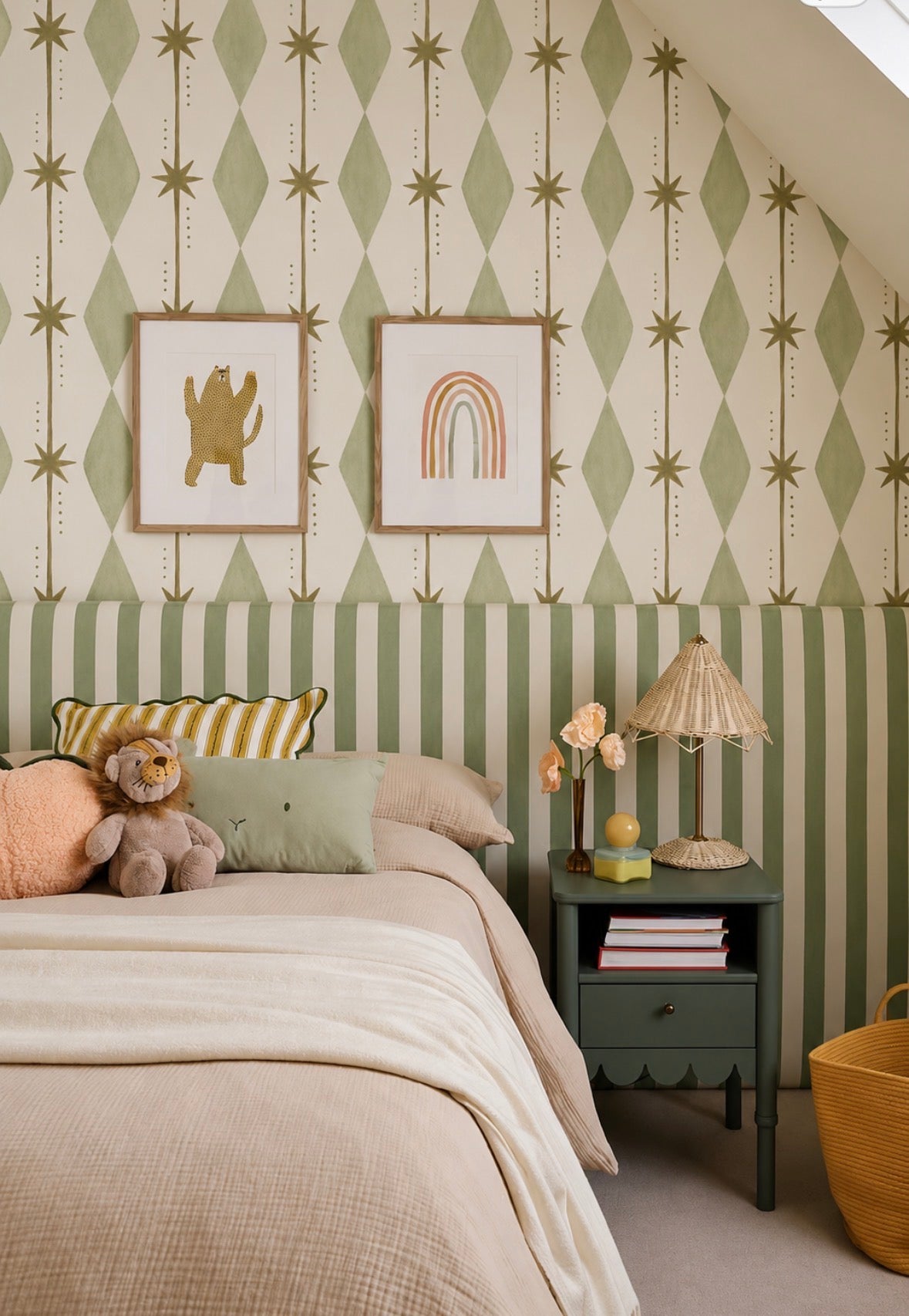 Papel mural geométrico Aurora Rose de AS Print Studio en tono oliva, diseño acuarelado moderno para dormitorios y espacios interiores.